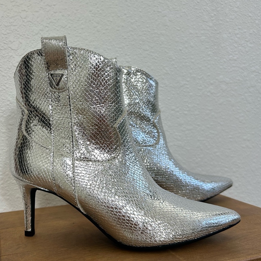 NEW GUESS WGWIRLA-R Size 8.5M METALLIC WESTERN Stiletto Heel Booties FAUX SNAKE